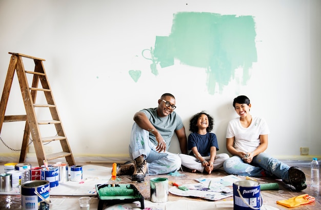 Pared de la casa de pintura negra de la familia