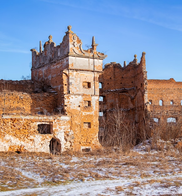 La pared del castillo de Stare Selo en el pueblo de Stare Selo cerca de Lviv en el oeste de Ucrania