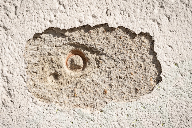 Una pared de cemento con un agujero en ella