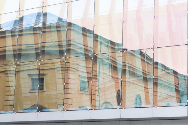 pared de cristal del edificio de oficinas