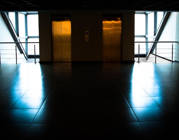 Pared de cristal con puerta a ascensores en edificio de oficinas