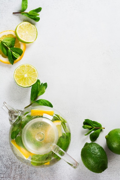 Pared culinaria para bebidas refrescantes limonada, mojito o té refrescante frío. Limón fresco, lima, granada, té seco, flores de rosas, té, azúcar de caña y hojas de menta.