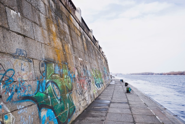 Pared decorada con graffiti abstracto colorido cerca del lago