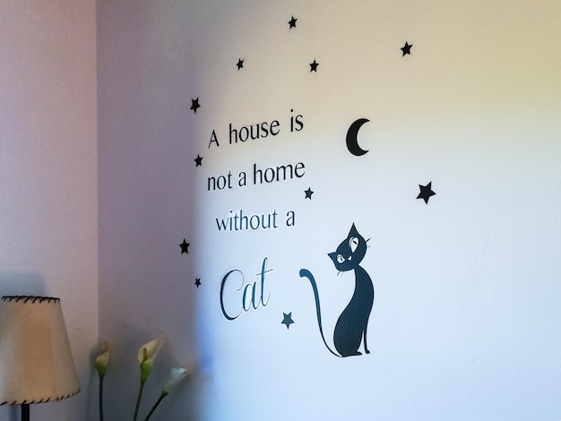 Pared decorada con el mensaje de una casa sin gato no es una casa