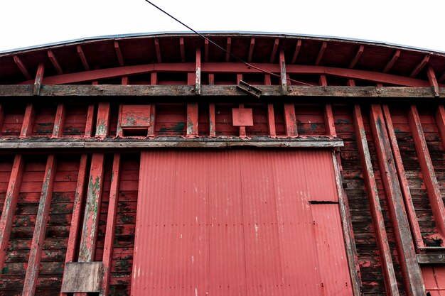 Pared de edificio de almacén rojo antiguo abstracto