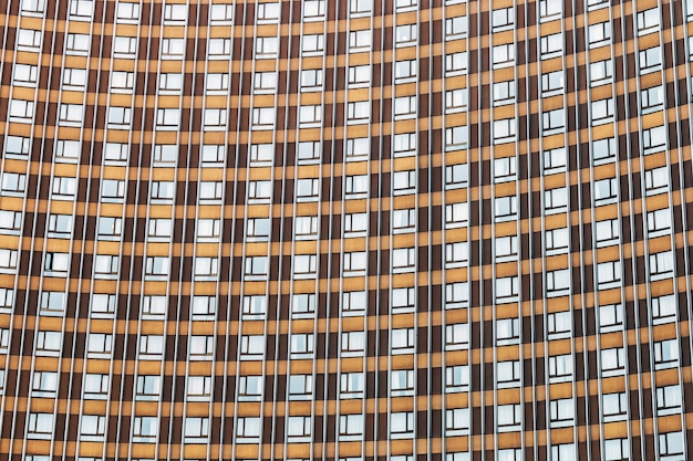 La pared del edificio está hecha de ventanas y metal.