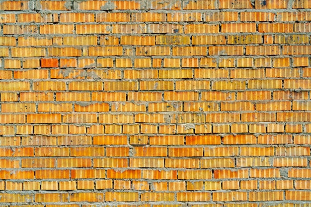 Pared del edificio de ladrillo amarillo