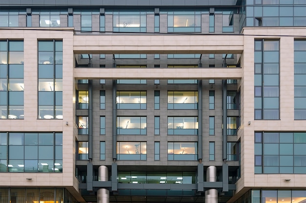 Pared de edificio de oficinas con ventanas en Moscú