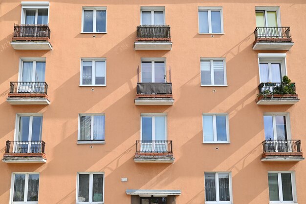 Pared de edificio residencial de varios pisos con ventanas Fachada de un moderno edificio de apartamentos