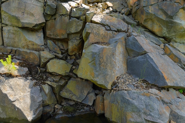 La pared está hecha de cantos rodados de piedra.