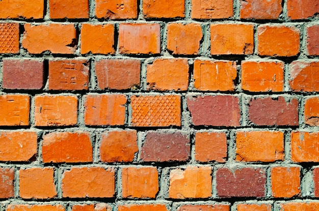 La pared está hecha de ladrillos de diferentes colores.