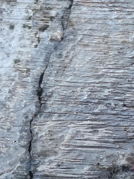 La pared está hecha de piedra.