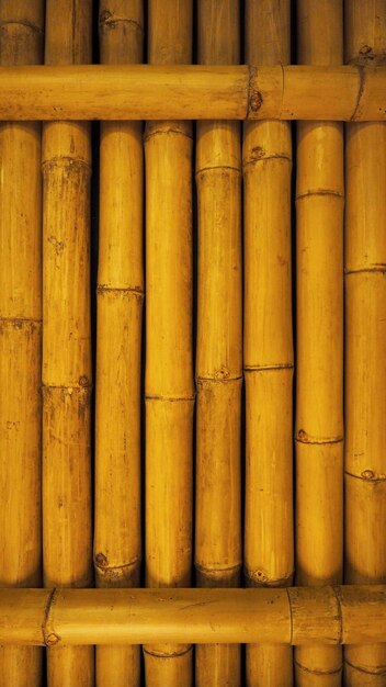 Pared de fondo de bambú sucio viejo de la naturaleza real al interior de la decoración del hogar y luz encendida para textura y estilo japonés.