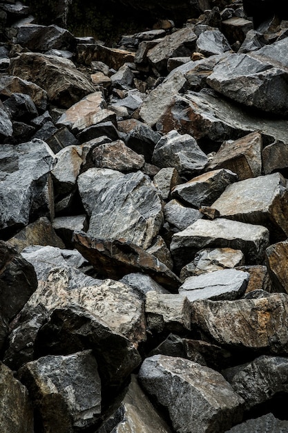 Pared de fondo natural hecha de piedras de roca.