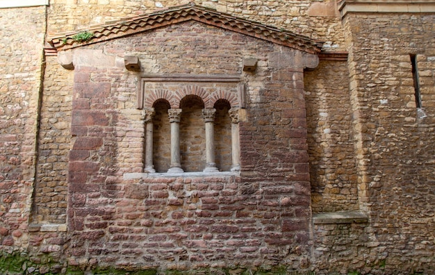 Pared frontal de la iglesia prerrománica de San Tirso el Real del siglo IX Oviedo Asturias España