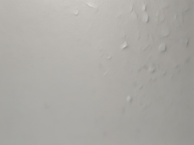 una pared gris con gotas de agua en ella