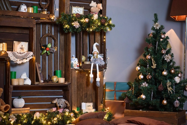 Pared hecha de cajas de madera con regalos de decoración de Navidad bajo el árbol de Año Nuevo Interior acogedor de Año Nuevo