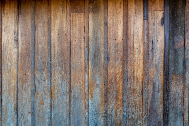 Pared hecha de tablones de madera.