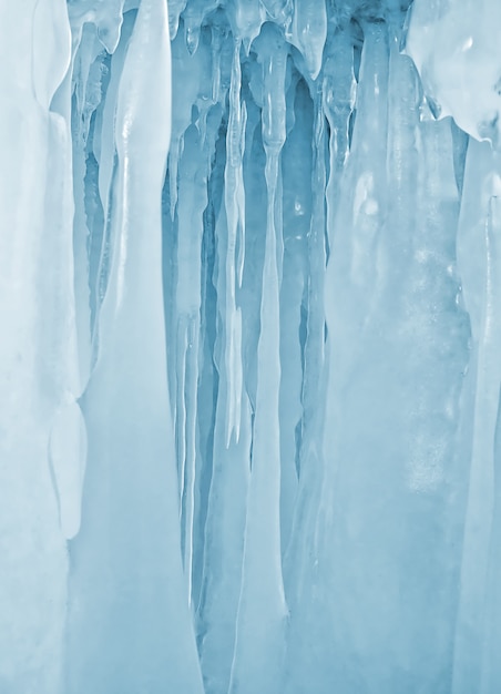 Foto pared de hielo de carámbanos en el lago baikal en invierno