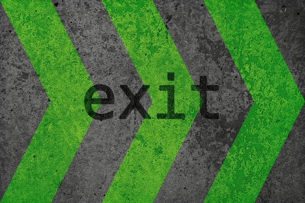 Una pared de hormigón tiene flechas verdes aplicadas salida de texto en inglés ideal como fondo
