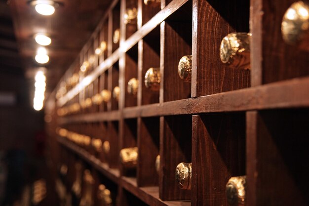 Foto una pared de joyas de oro con un estante de madera que dice quot oro quot