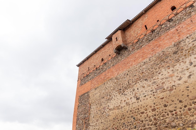 Pared de ladrillo de un antiguo castillo con baño