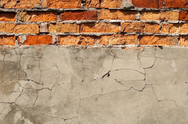 Pared de ladrillo antiguo con yeso caído Fondo de textura de pared de ladrillo crack