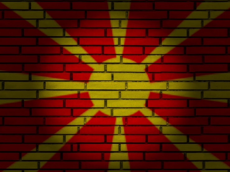 Foto pared de ladrillo con la bandera de macedonia del norte