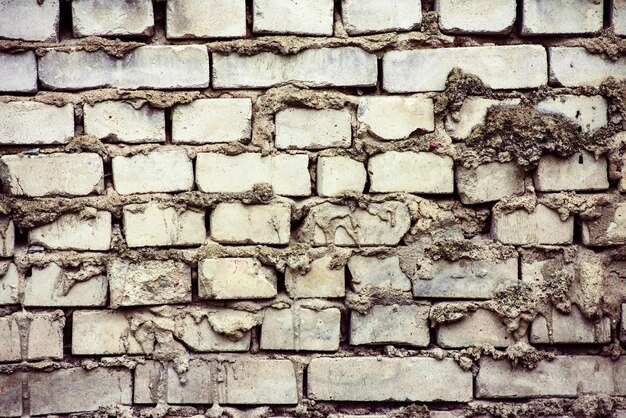 Pared de ladrillo con costuras de cemento grueso