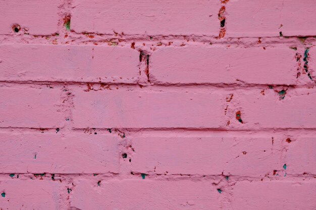 La pared de ladrillo es rosa.