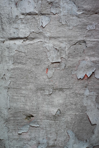 Pared de ladrillo con el fragmento de cal cayendo como textura de fondo