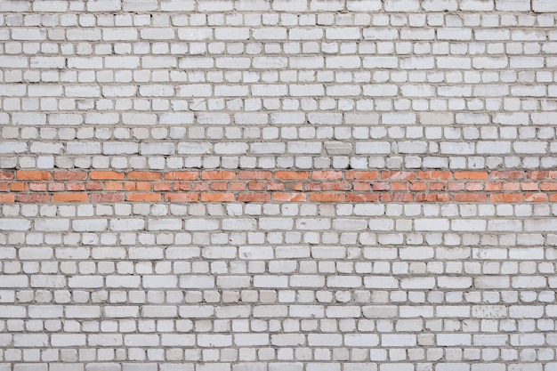 Pared de ladrillo con una línea en medio de un ladrillo rojo