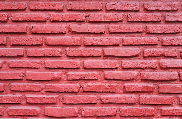 Pared de ladrillo pintada en fondo rojo