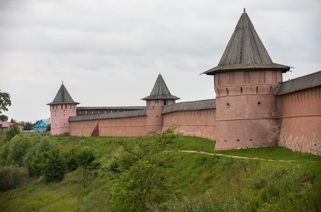 Una pared de ladrillo protectora naranja con torres en el pequeño pueblo suzdal rusia