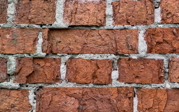 Pared de ladrillo rojo con pintura verde en mal estado Foto de alta calidad