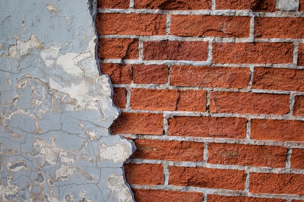 Pared de ladrillo rojo con yeso claro