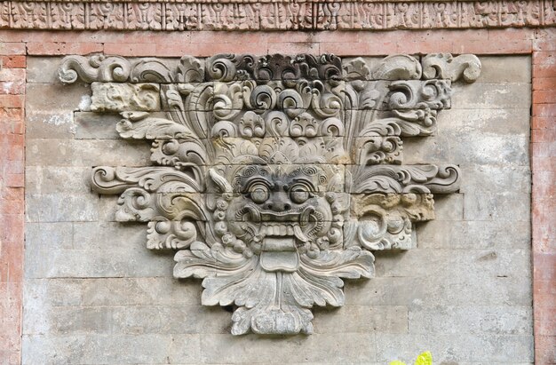 Pared de ladrillo con talla de piedra