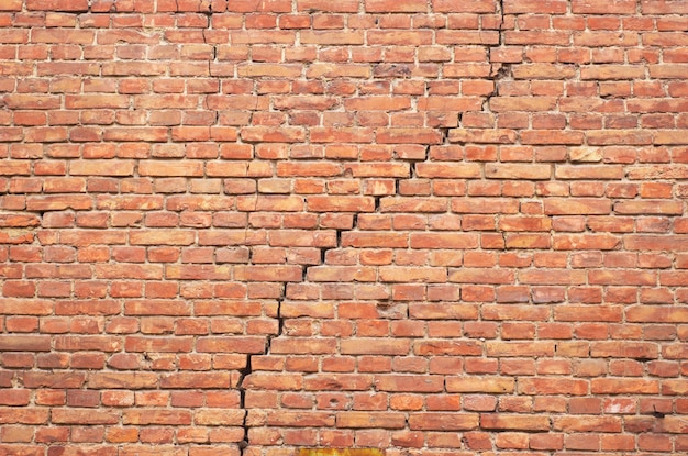 Pared de ladrillos agrietados