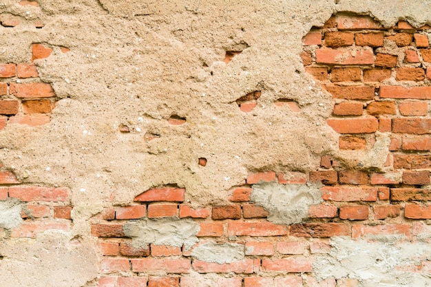 Pared de ladrillos de arcilla vintage de un edificio abandonado