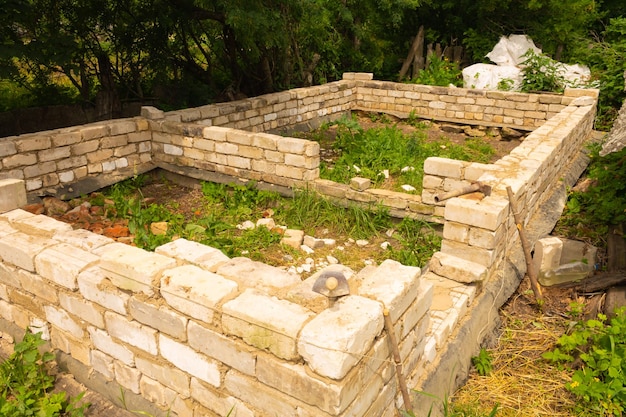 Pared de ladrillos de ladrillos blancos en una etapa temprana de construcción Fundación