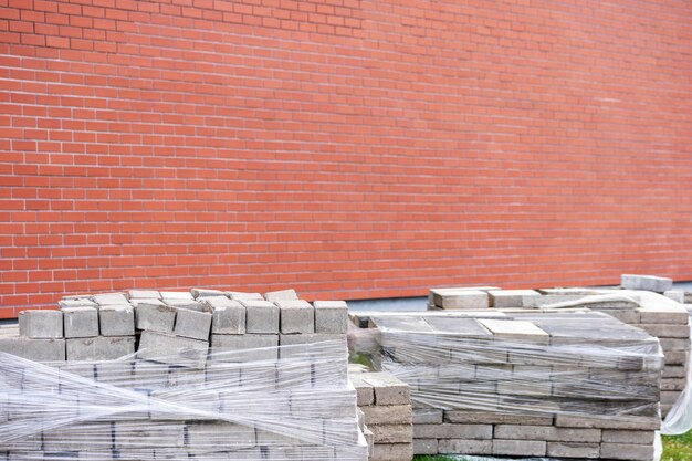 Foto una pared de ladrillos con una pared de ladrillos y una pared de ladrillos con un cartel que dice ladrillo.