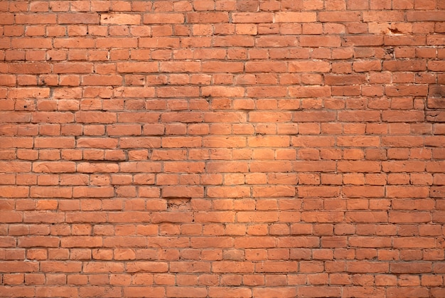 Foto pared de ladrillos viejos. mampostería de ladrillo viejo en estilo rústico. la estructura y el patrón del muro de piedra destruido. copie el espacio.