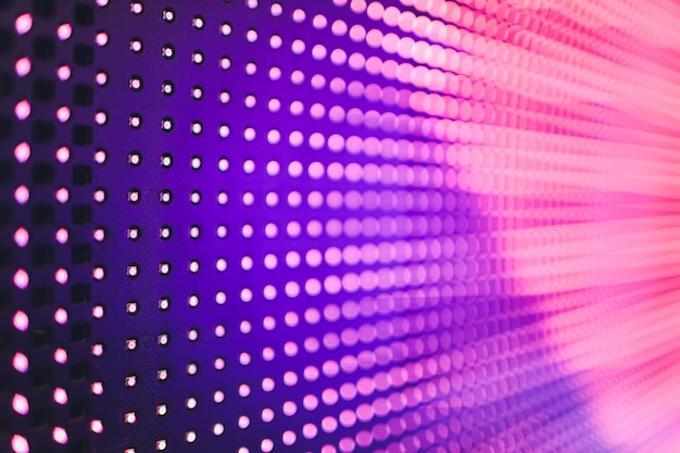 Pared LED de color azul brillante con patrón rosado de fondo cercano