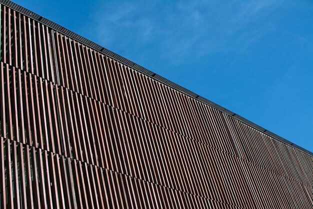 Pared de listones de madera con cielo azul