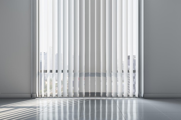 Pared de luz con persianas en las ventanas en la soleada sala de oficinas vacía