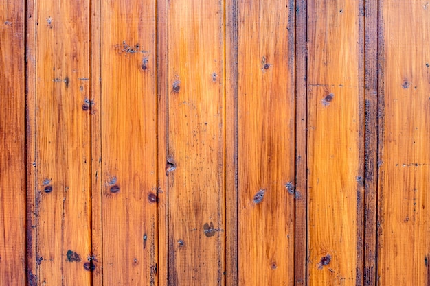 Pared de madera anaranjada de la madera rústica, fondo de la textura