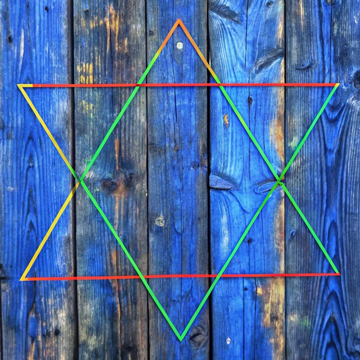 Foto una pared de madera con una pared panelada de madera marrón con algunos agujeros en ella