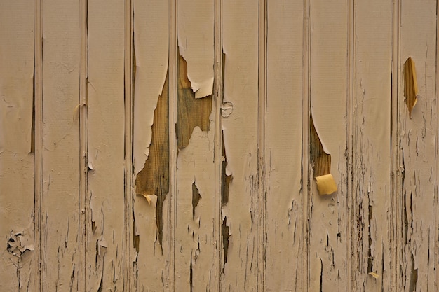 Una pared de madera con pintura desconchada como fondo