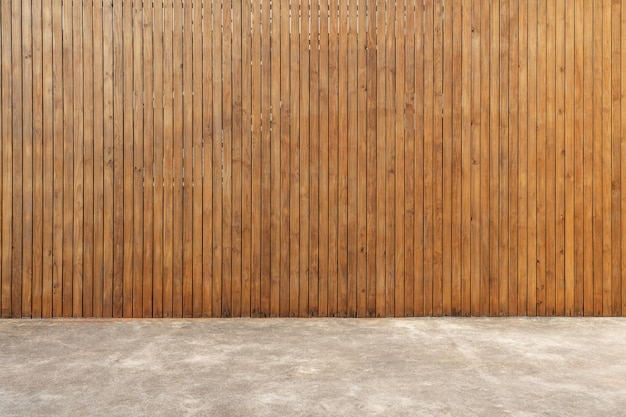 Pared de madera con piso de concreto.