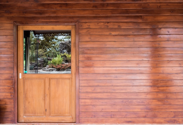 Pared de madera y puerta